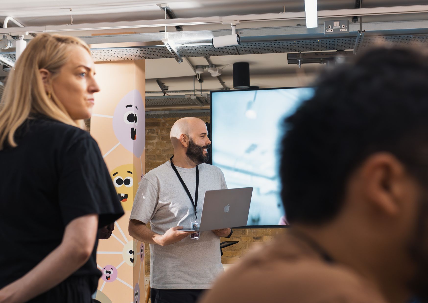 Équipe en réunion devant une présentation, utile pour illustrer un pitch d’agence