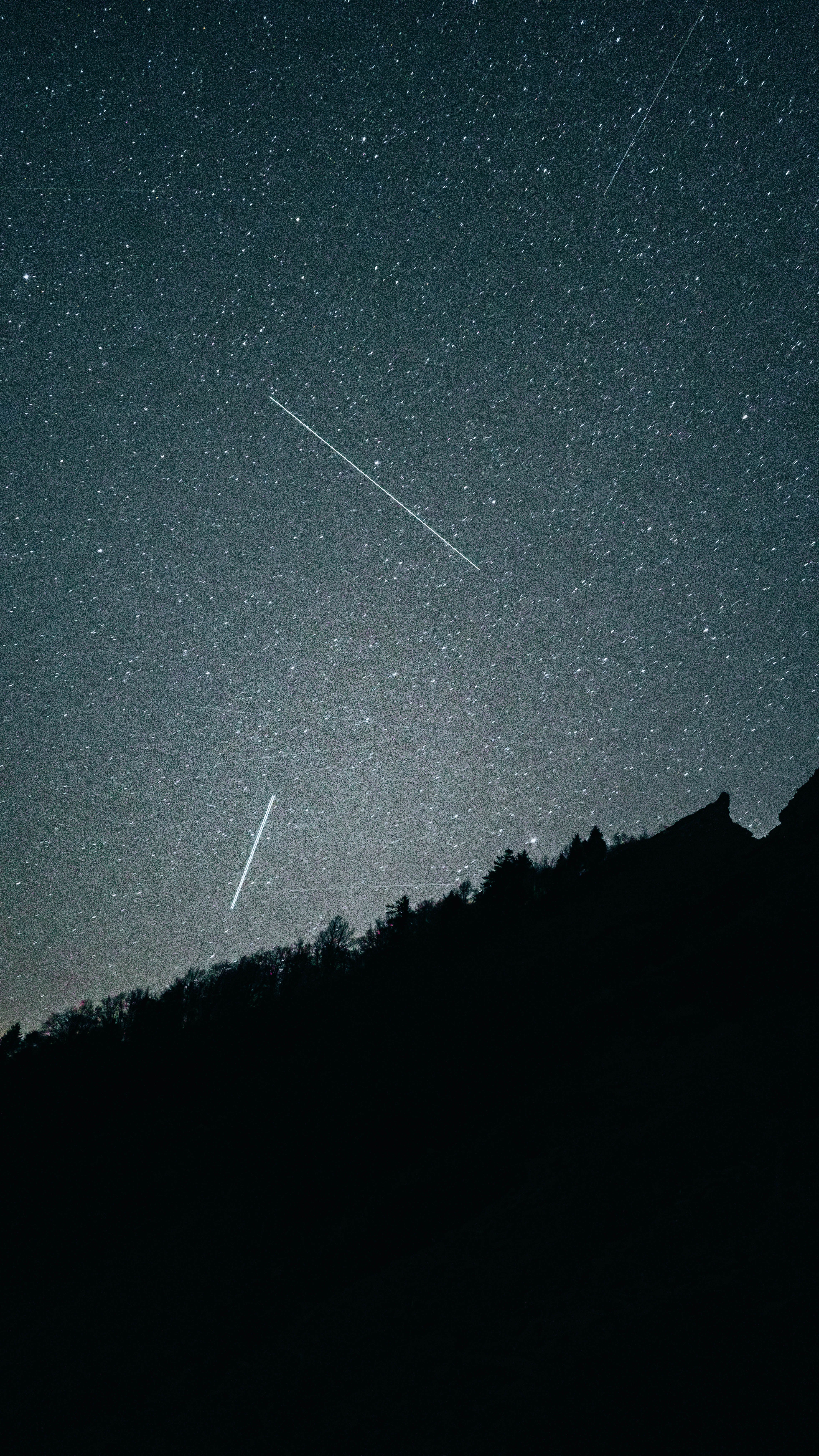 Optimal Seasons and Moon Phases for Meteor Shower Observation