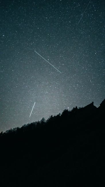 Optimal Seasons and Moon Phases for Meteor Shower Observation