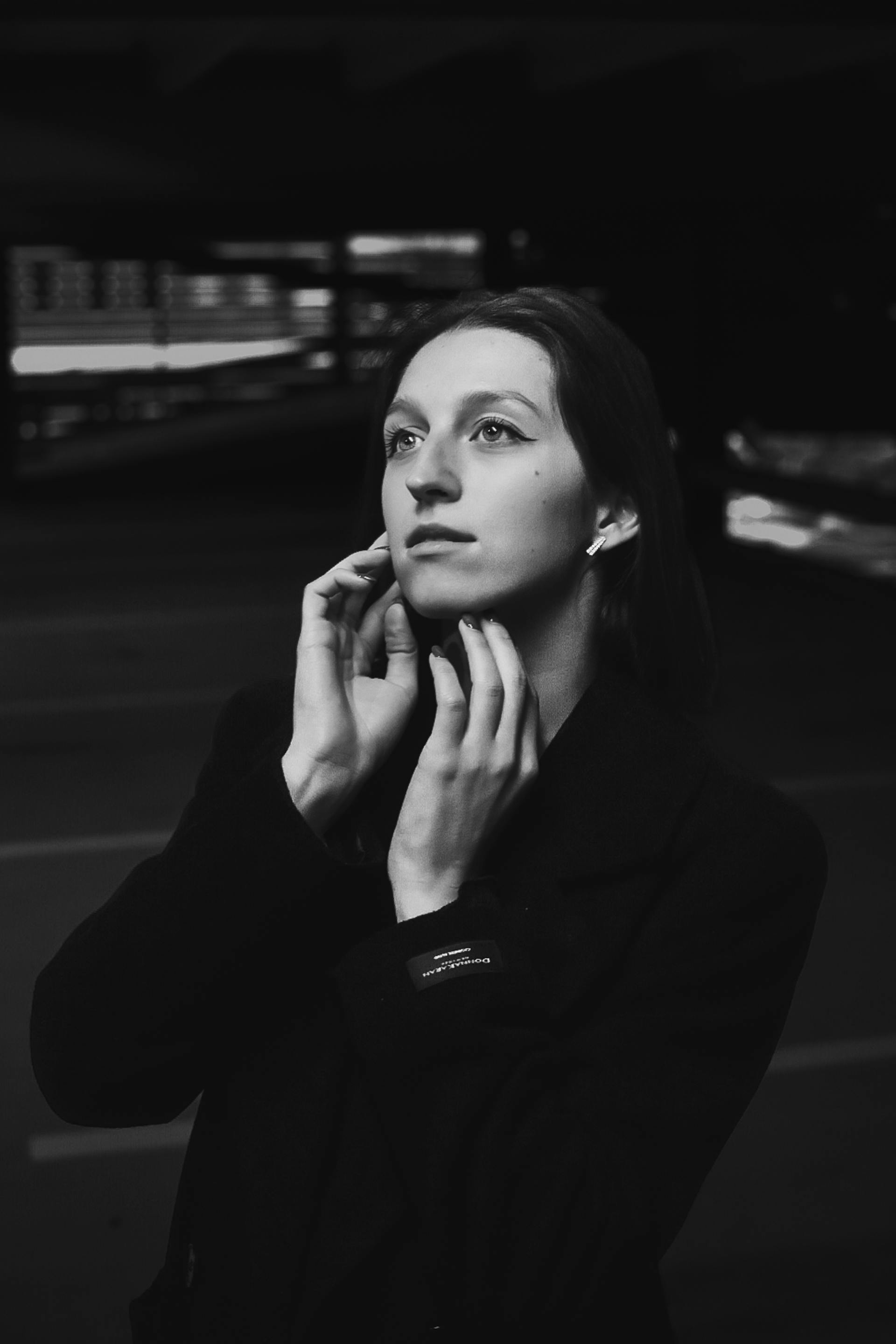 Gratis Splendido ritratto in bianco e nero che cattura l'espressione pensierosa di una donna in una luce drammatica. Foto a disposizione