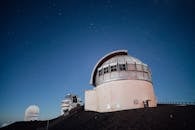 这座天文台位于清澈、星光灿烂的夜空下，非常适合天文爱好者，令人惊叹