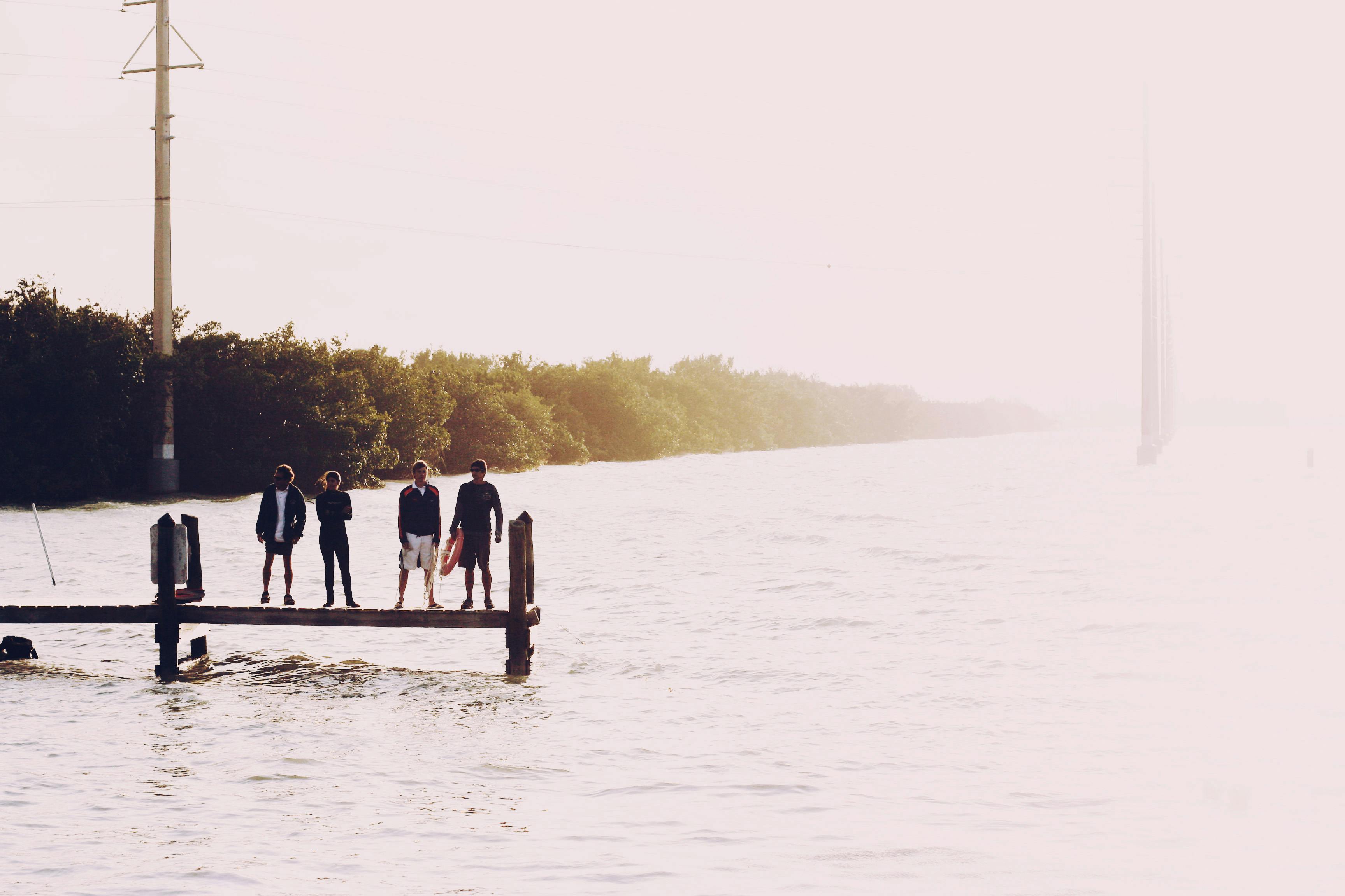 雾湖上方的木制码头上，站着四个人的剪影