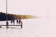 雾湖上方的木制码头上，站着四个人的剪影