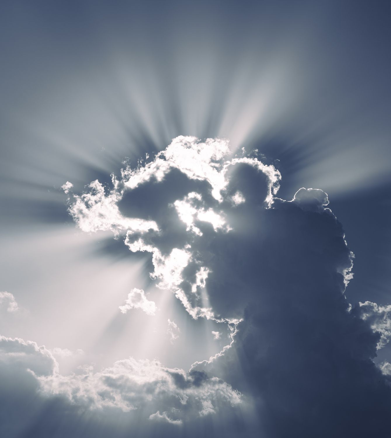 Sun Rays Emas Majestic Sun Rays Emanate Through Clouds · Free Stock Photo