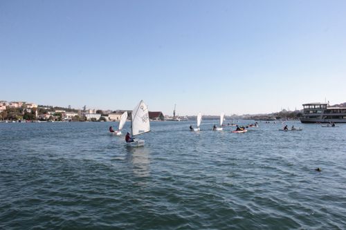 Free People sailing and kayaking on a sunny day in Istanbul, Türkiye, with a scenic cityscape in the background. Stock Photo