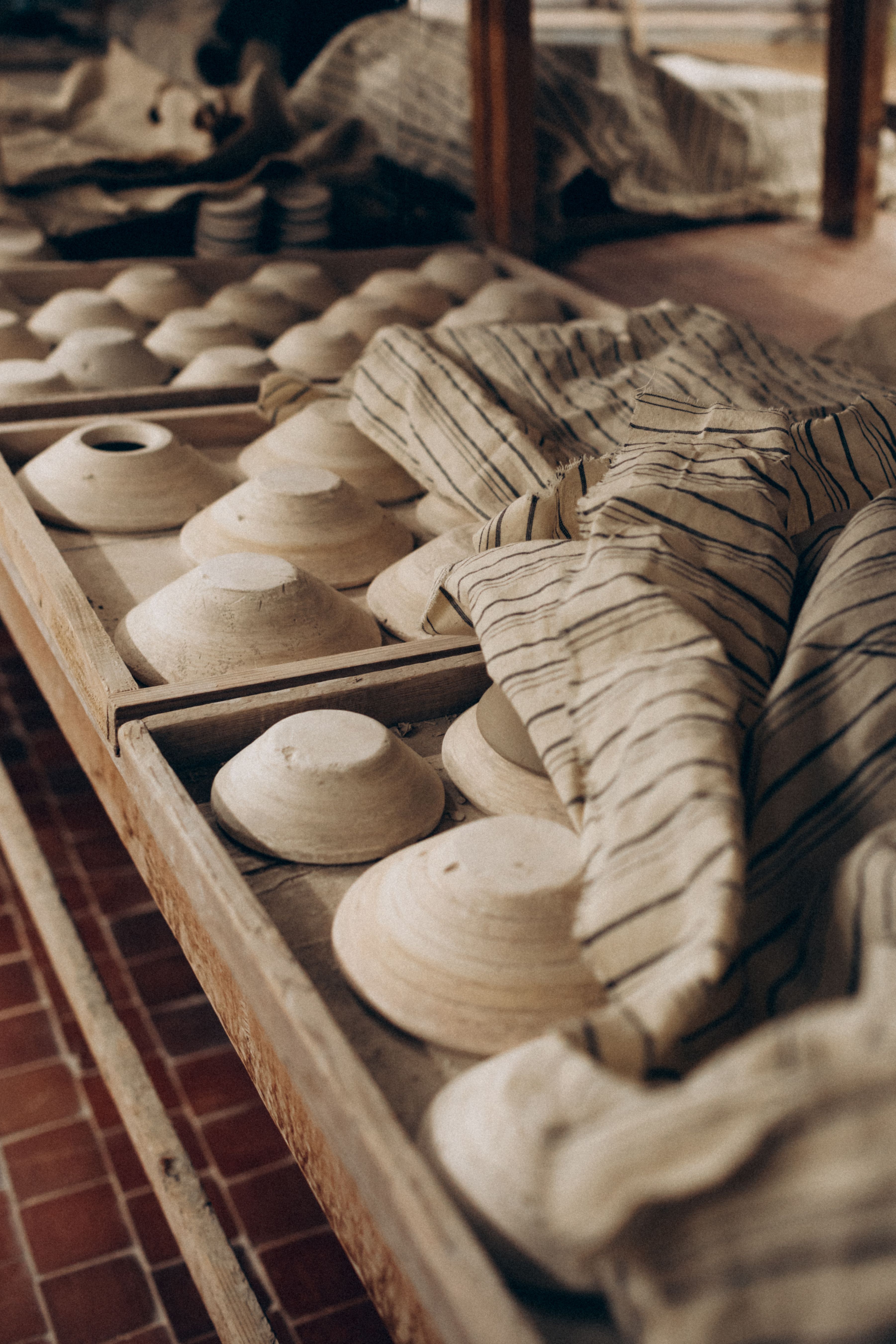 Poterie artisanale en atelier traditionnel