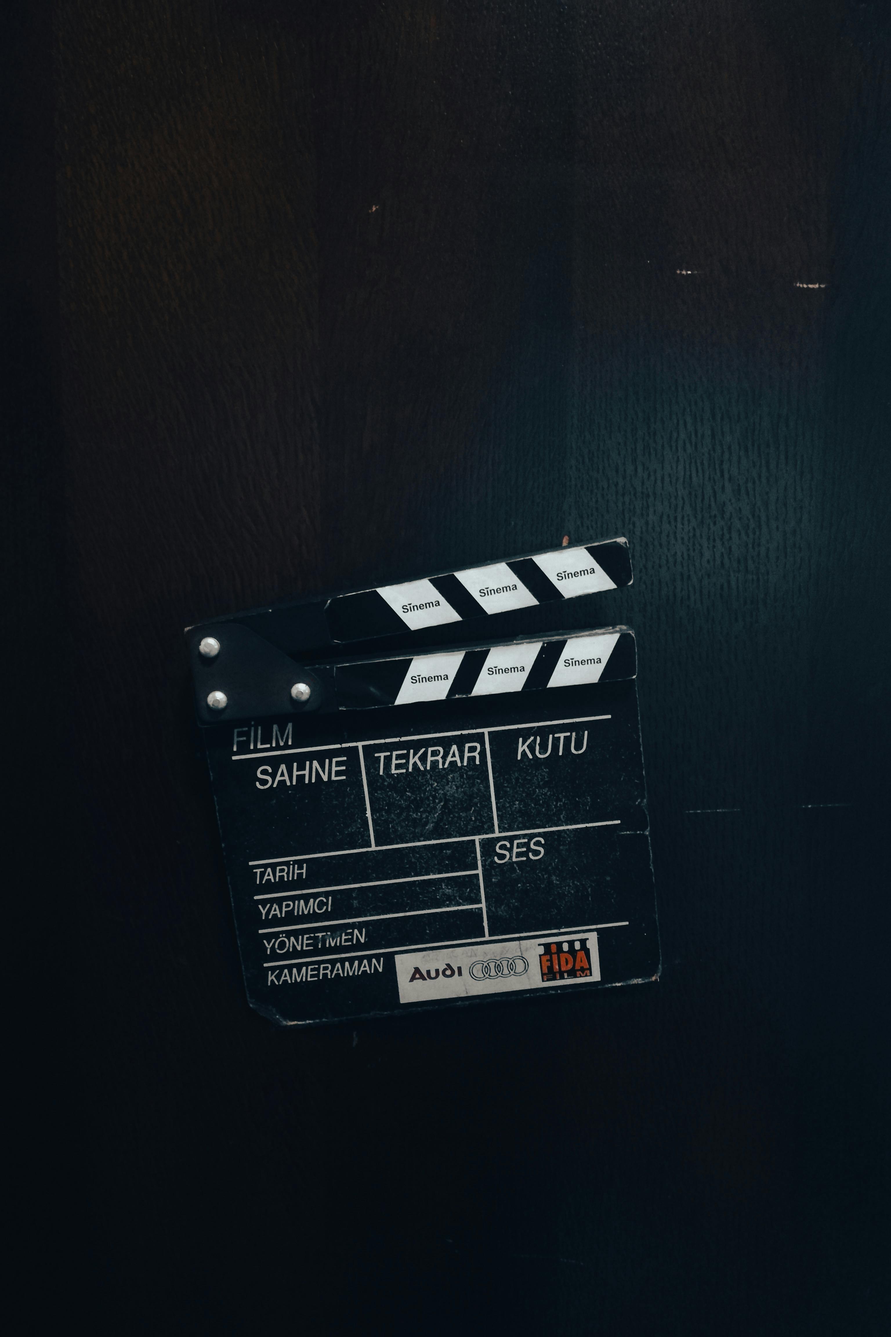 grátis Claquete de cinema contra um fundo escuro, representando a produção cinematográfica em Istambul, Turquia. Foto profissional