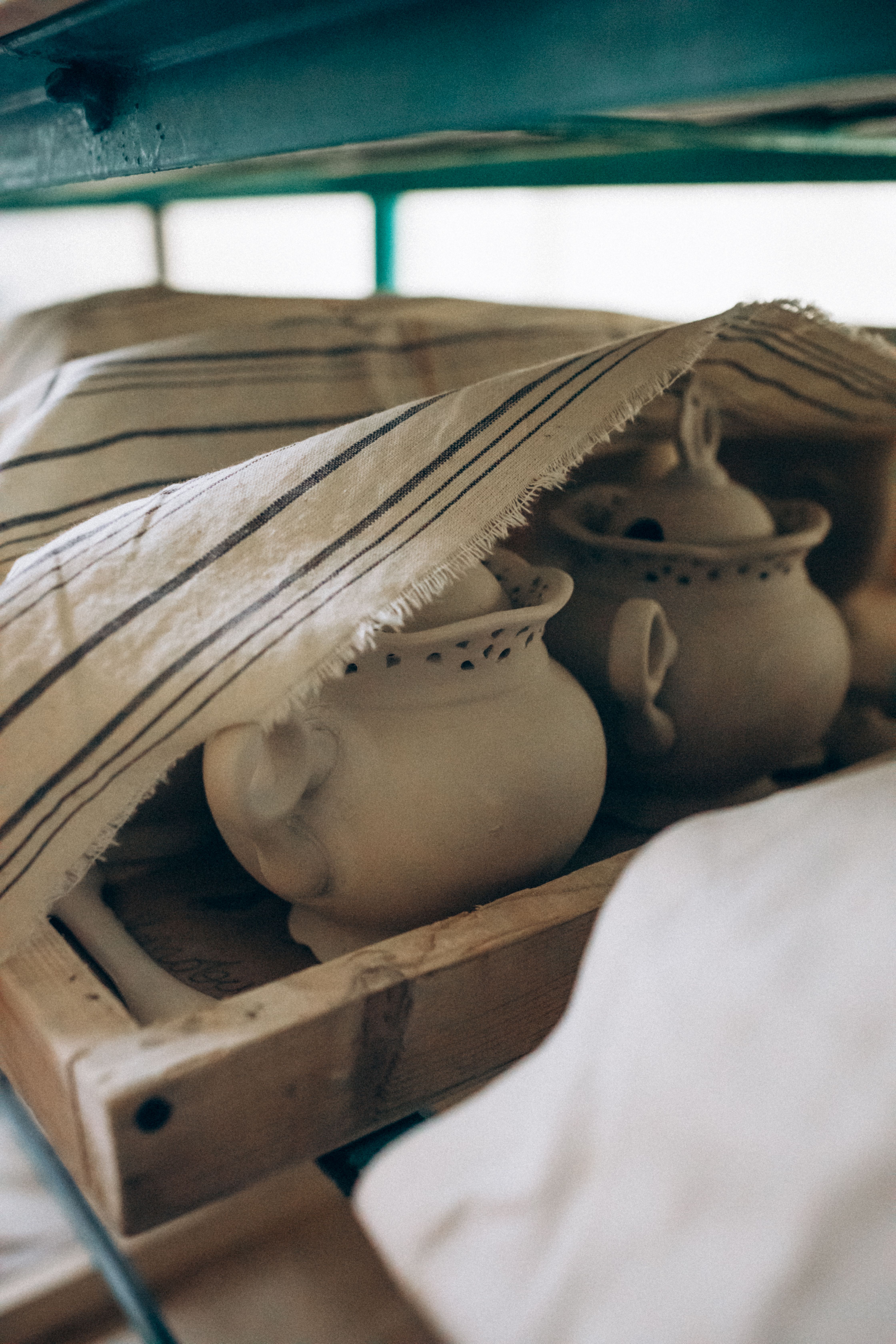 Pots en céramique non finis recouverts de tissu dans un atelier
