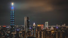 台北的夜间城市景观以明亮的101塔和周围的天际线为特色