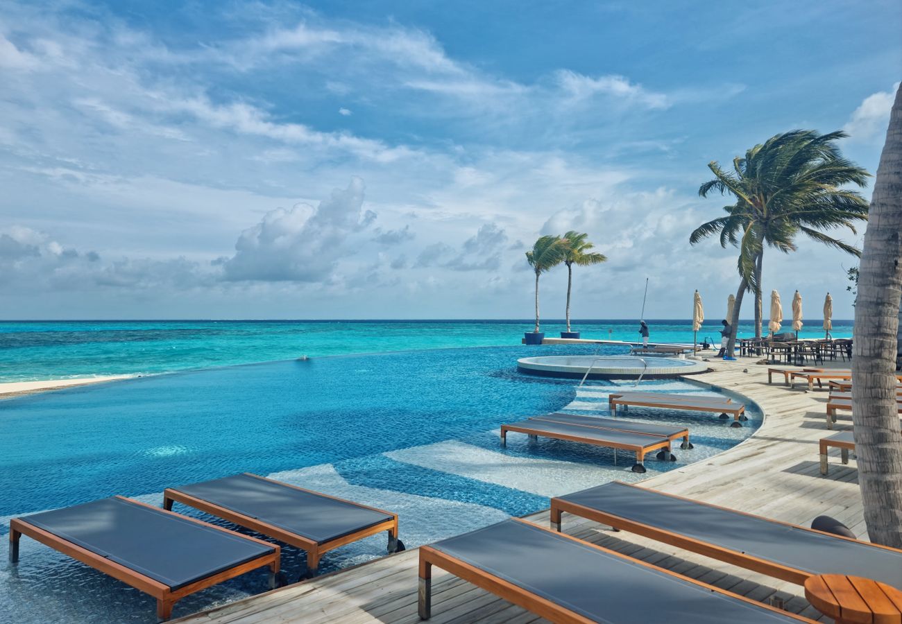 Infinity pool and ocean horizon