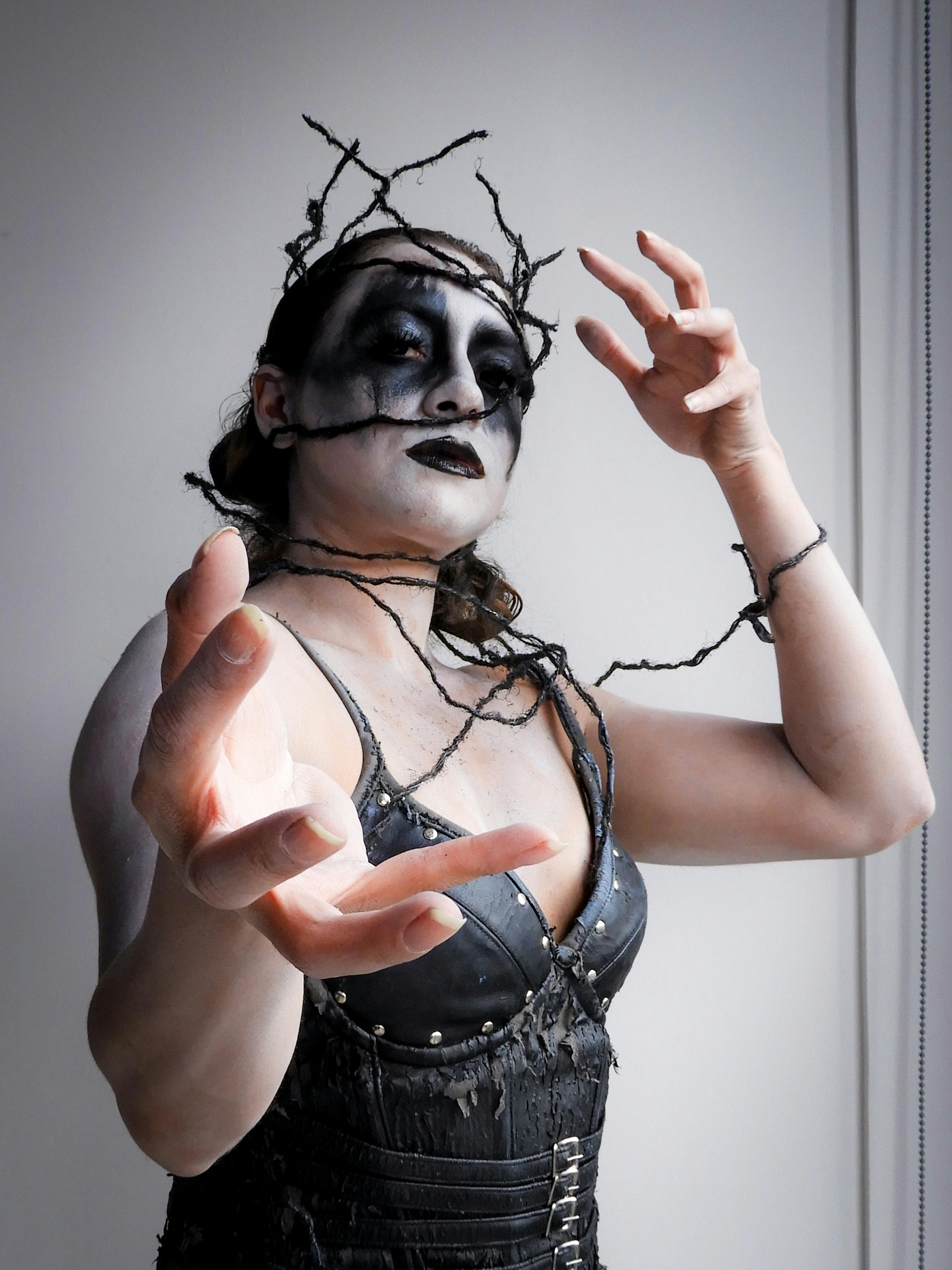 Kostnadsfria Artist i gotisk stil i mörk teatralisk makeuppose. Stock foto