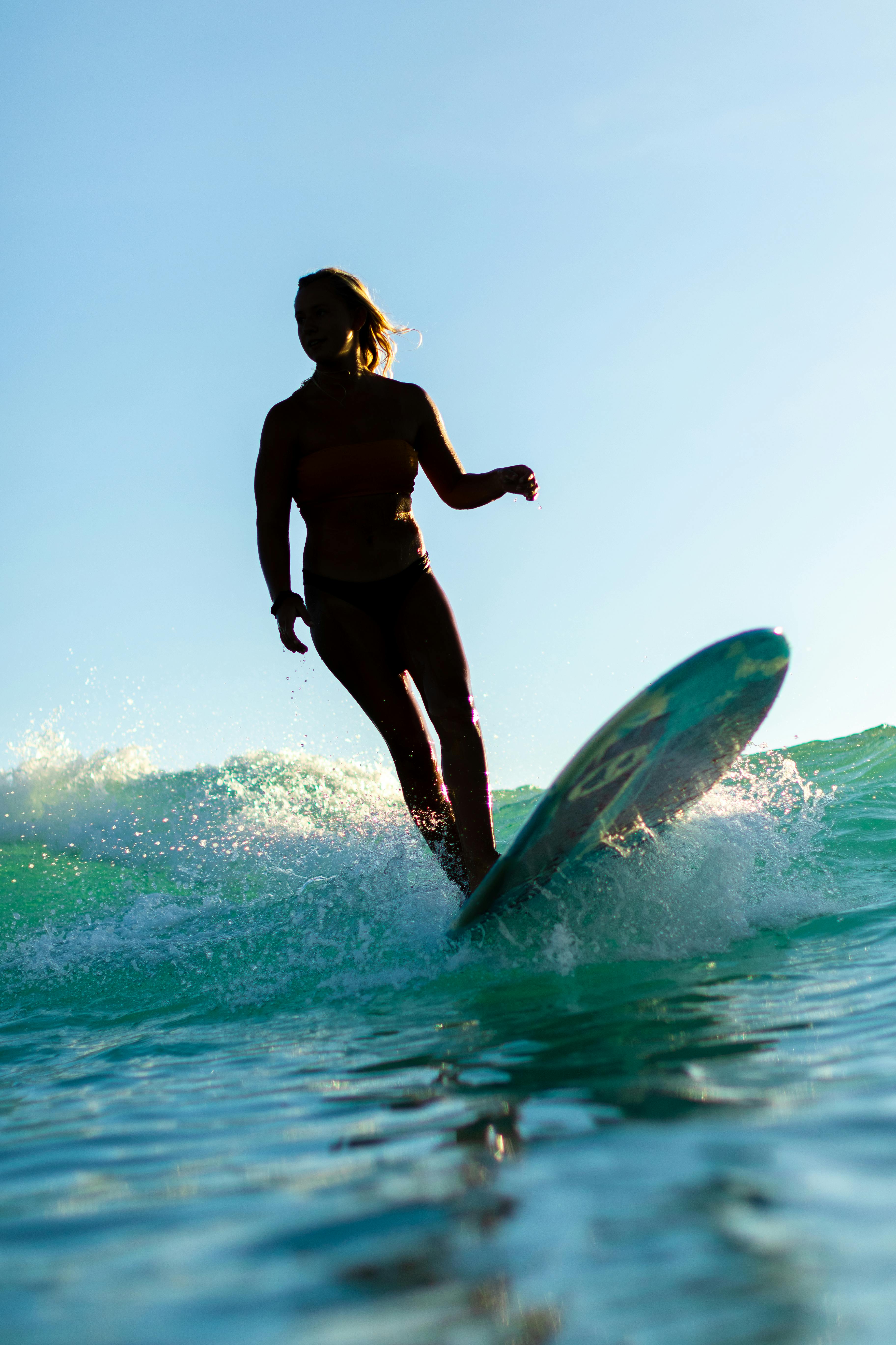 在威基基，一位女冲浪者优雅地挥舞着波浪，捕捉着岛屿生活的宁静本质