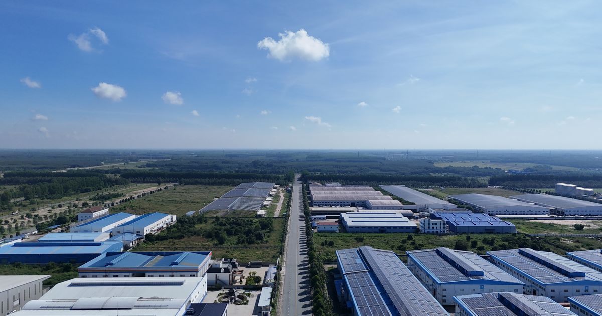 Gewerbegebiet mit Produktions- und Lagerhallen aus der Luft – Zielkunden für die Industriereinigung
