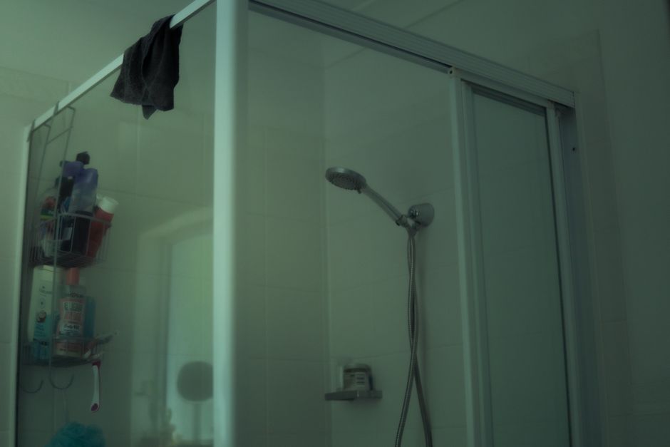 Expertos revelan frecuencia recomendada de baños para mayores de sesenta y cinco