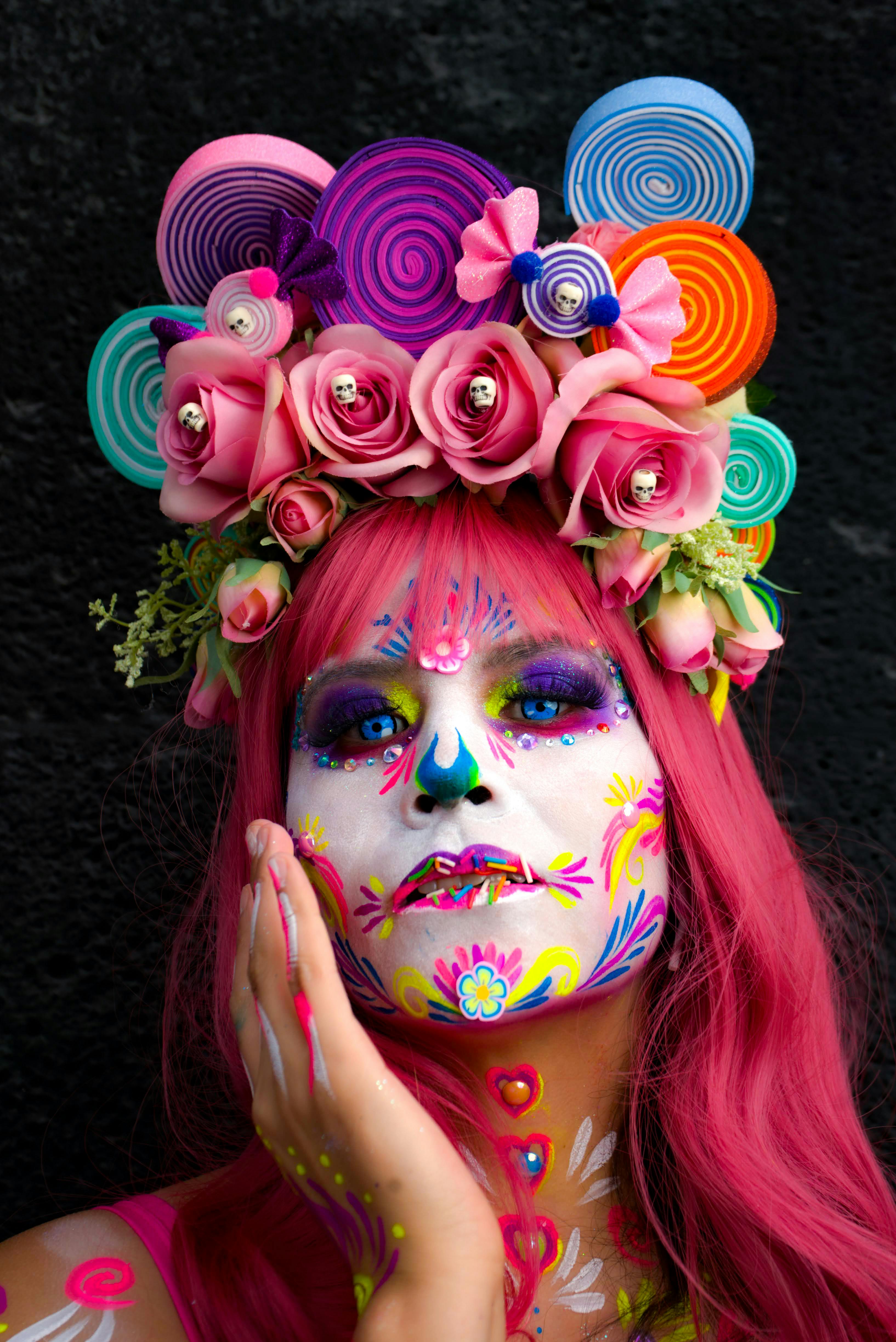 common:alt.prefix Kleurrijke Dag van de Doden make-up met bloemenhoofdtooiportret. common:alt.postfix