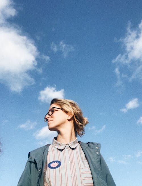 Lage Hoekfoto Van Vrouw Die Naar Rechts Kijkt