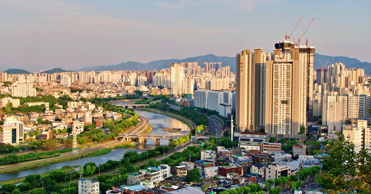 Ceiling Collapse in Daegu Leaves 38 Injured During Elderly‑Focused Kitchenware Fair