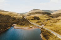 宁静的湖泊坐落在连绵起伏的山丘与森林之间，鸟瞰之下，山区的景观令人惊叹