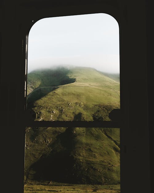 Gratis lagerfoto af åbent vindue, bjerg, dagslys
