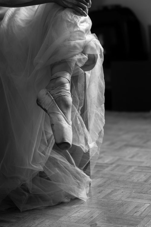 Free Black and white image capturing a ballet dancer's graceful pose in pointe shoes and tutu. Stock Photo