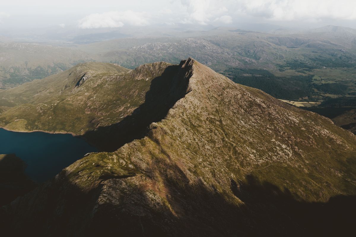 Vedere aeriană asupra munților din Snowdonia