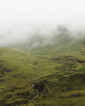 雾蒙蒙的青山，捕捉了大自然的宁静之美