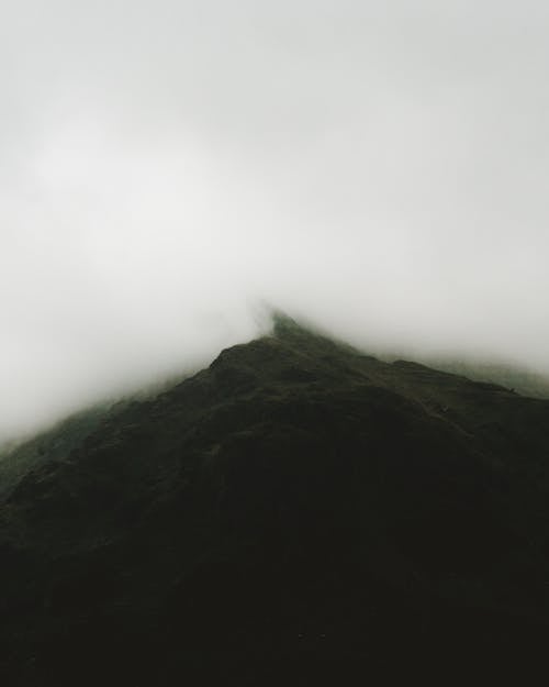 Фотография горы, покрытой туманом, с дрона