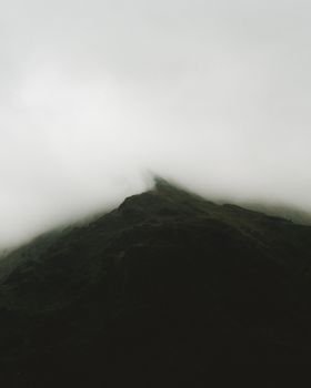 浓雾笼罩着山峰，气氛阴沉