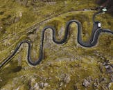 这是一张戏剧性的航拍照片，捕捉了蜿蜒道路穿过岩石景观的景象