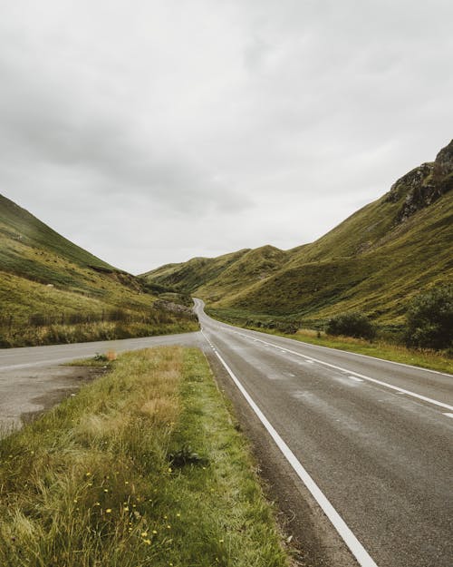 Routes En Béton Entourées De Collines Vertes Et De Montagnes