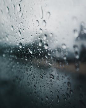 窗户上的雨滴特写，营造出一种忧郁而内省的氛围