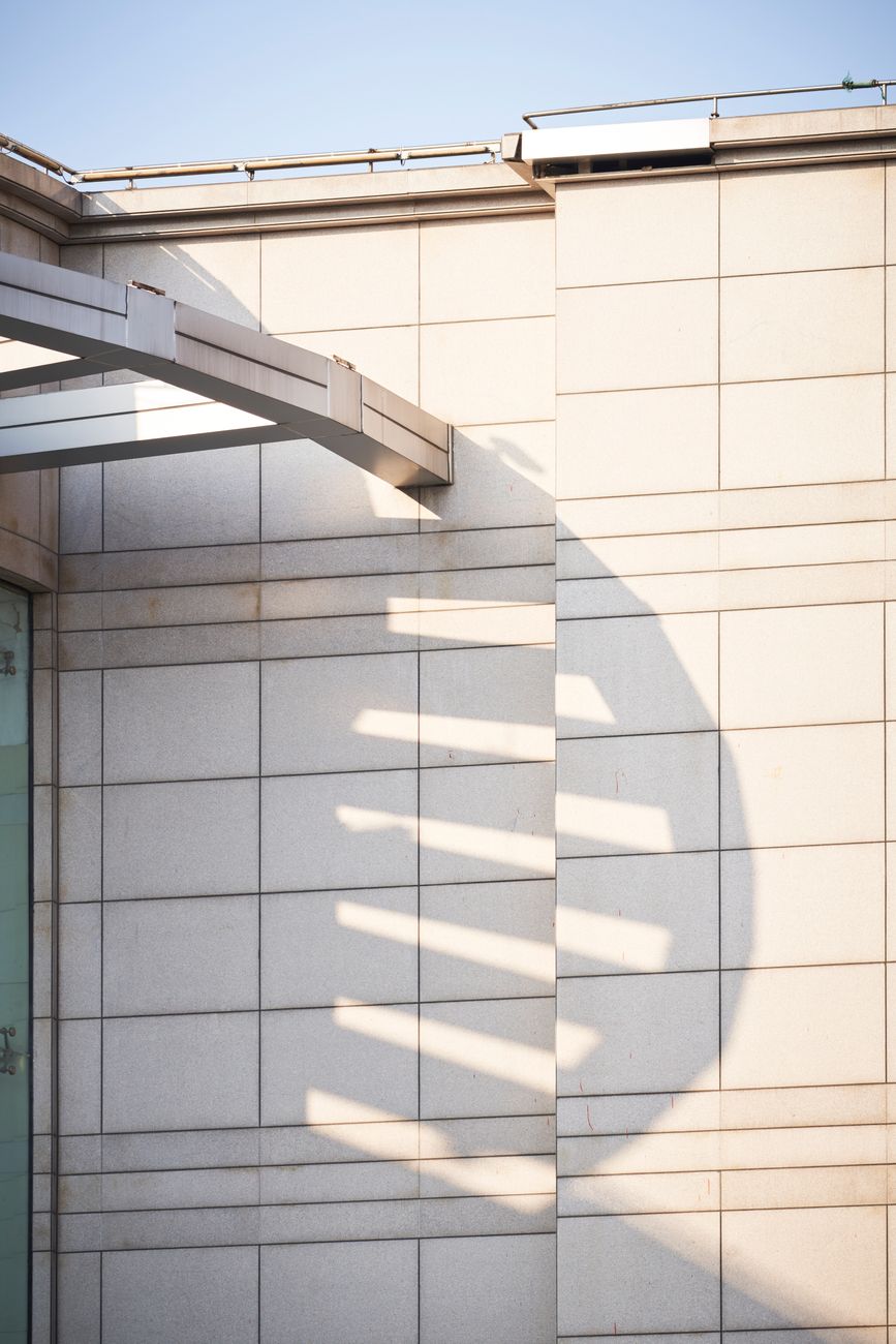 Gebäude & Schatten – Reduziertes Atemberaubend Hintergrundbild