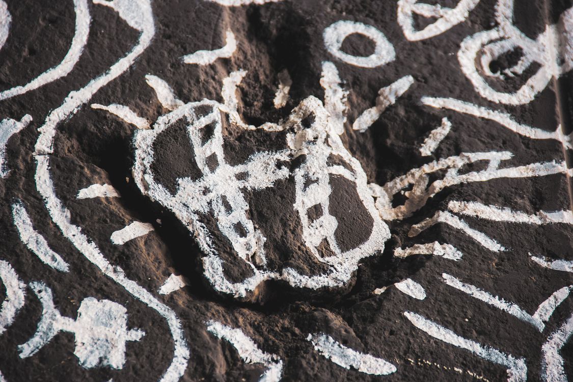 Chalk Example Rock Rock Art with White Chalk Patterns on Dark Surface · Free Stock Photo