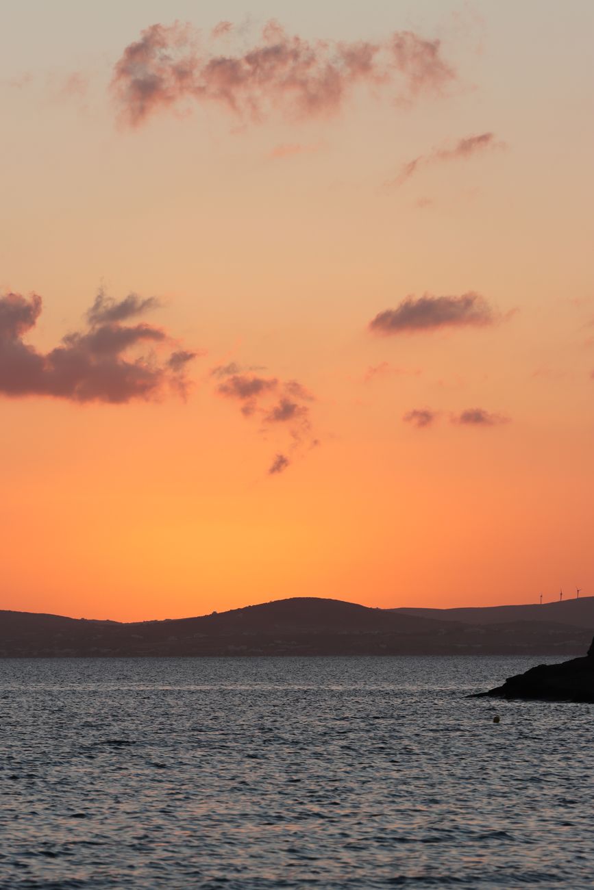 Naxos coastline at golden hour (Photo: Pexels)