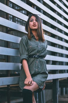 一位年轻女子在现代建筑前时尚摆拍，自信又时髦