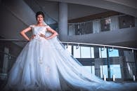 新娘穿着优雅的婚纱在现代室内环境中摆姿势，令人惊叹