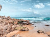 斯坦韦尔公园海滩的美丽景色，展示岩石结构和生动的海浪