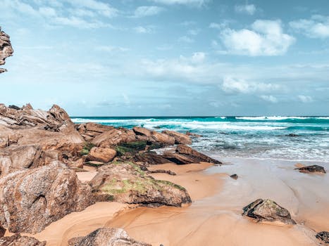 斯坦韦尔公园海滩的美丽景色，展现了岩石的形态和生动的海浪