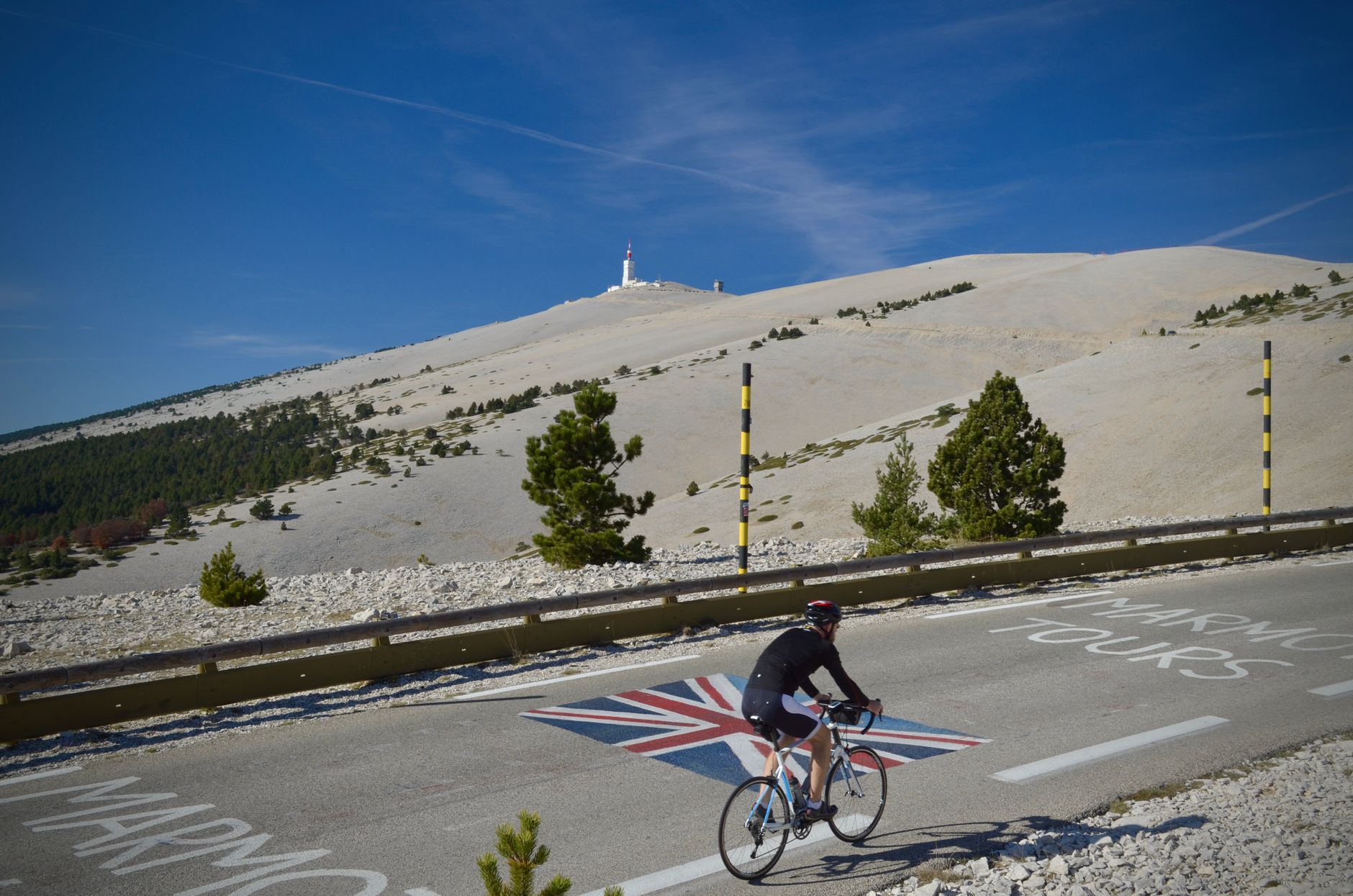 Une route sinueuse typique des ascensions cyclistes dans le sud de la France.
