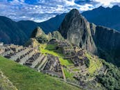 探索令人惊叹的秘鲁马丘比丘古代遗址，它被列入联合国教科文组织世界遗产名录，周围环绕着雄伟的山脉