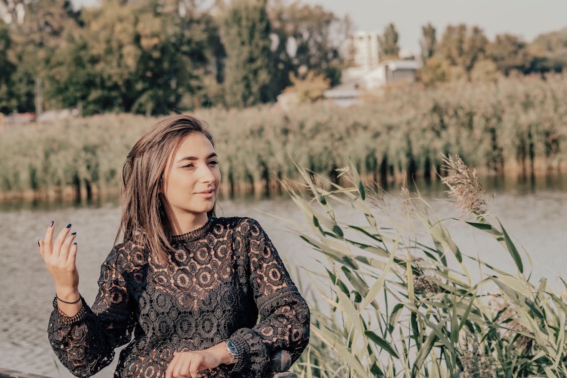 Photo D'une Femme Portant Un Haut Lacé Noir