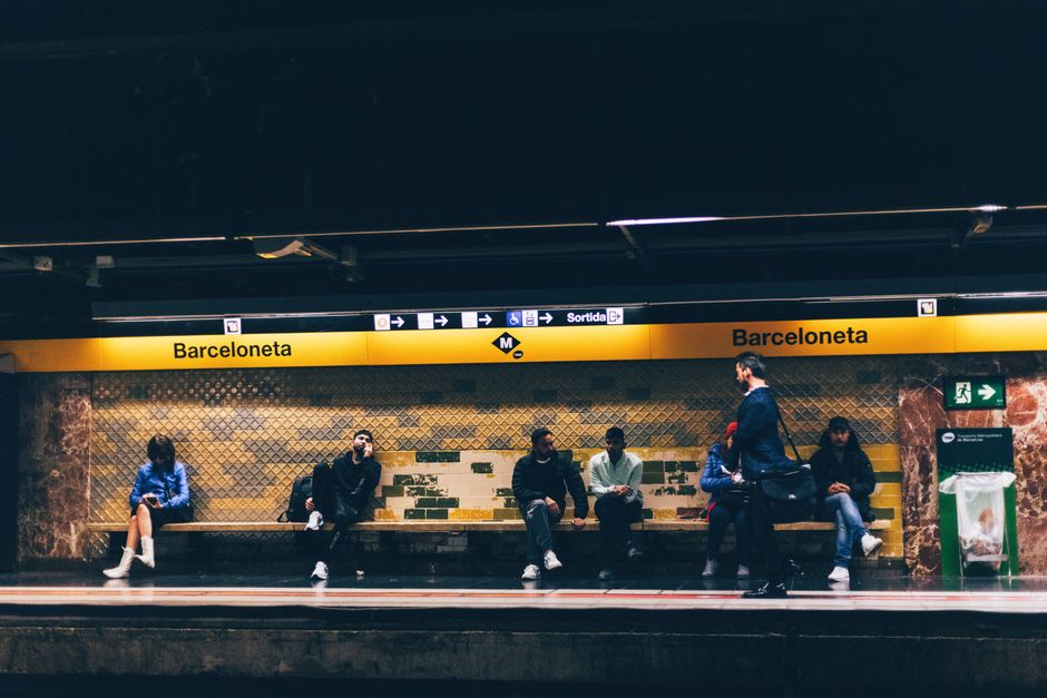 Los viajeros esperan en la estación de metro Barceloneta en Barcelona, España, mostrando la vida cotidiana urbana.