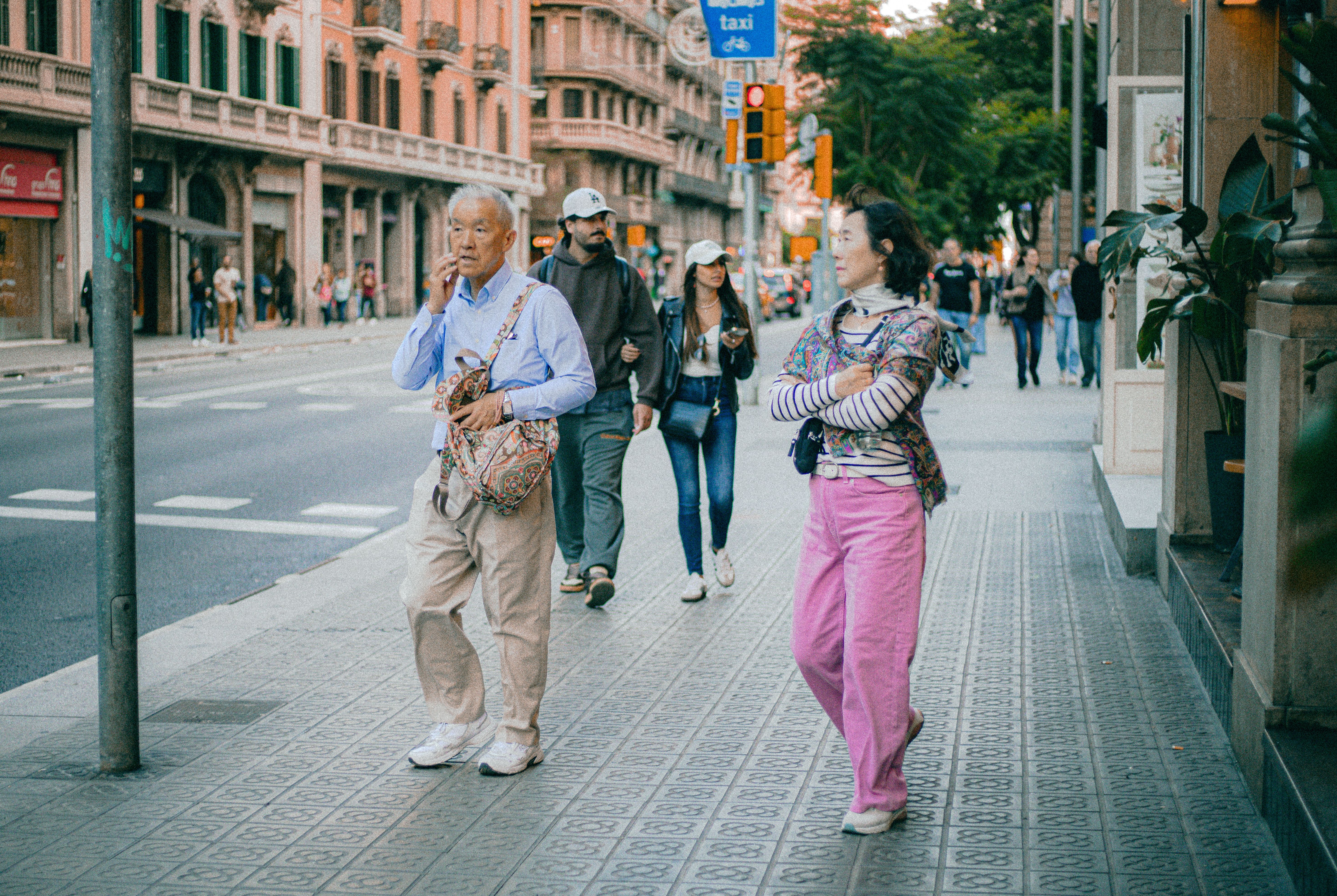 Street Scene with Pedestrians in Urban Setting · Free Stock Photo