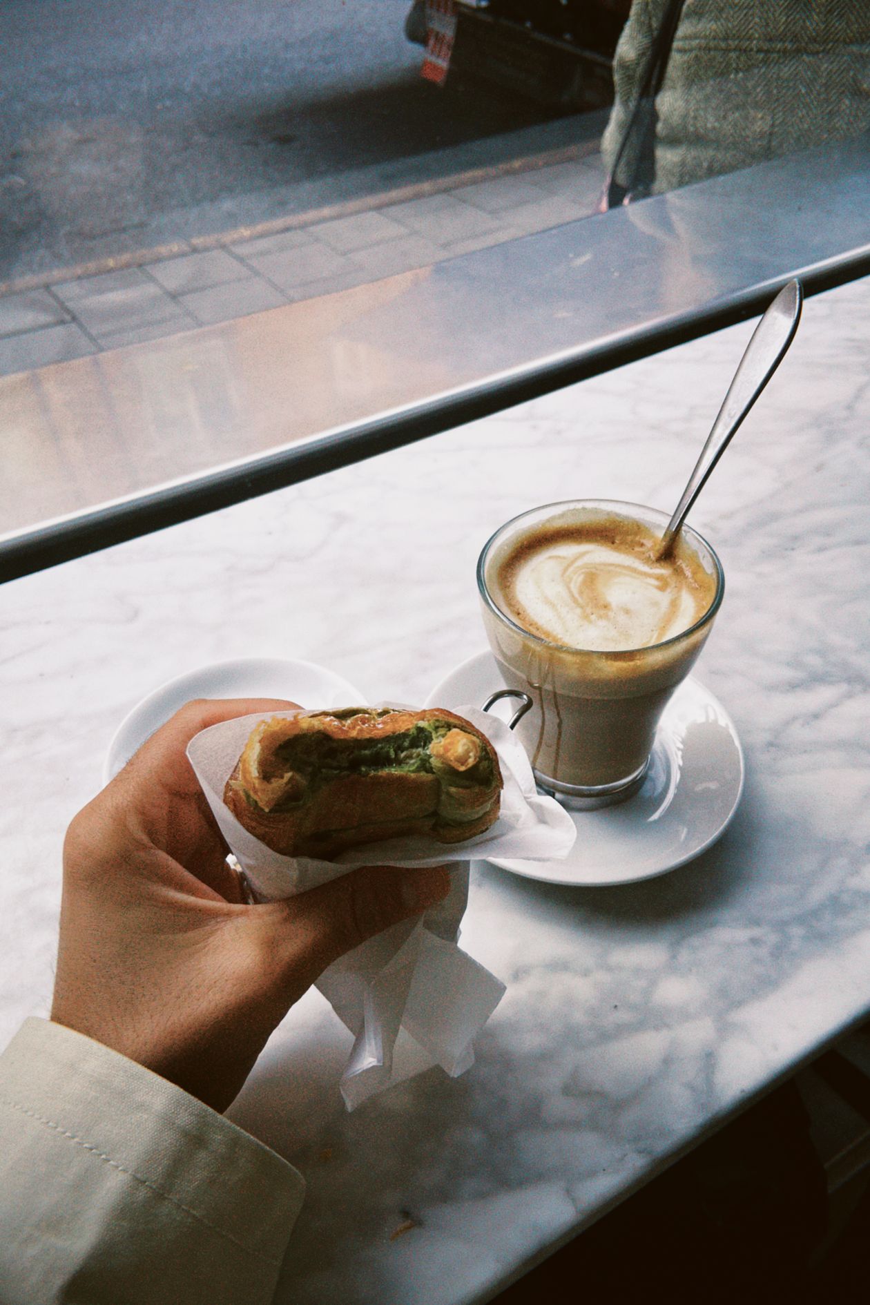 Người dân Stockholm tận hưởng giờ fika cùng bánh ngọt
