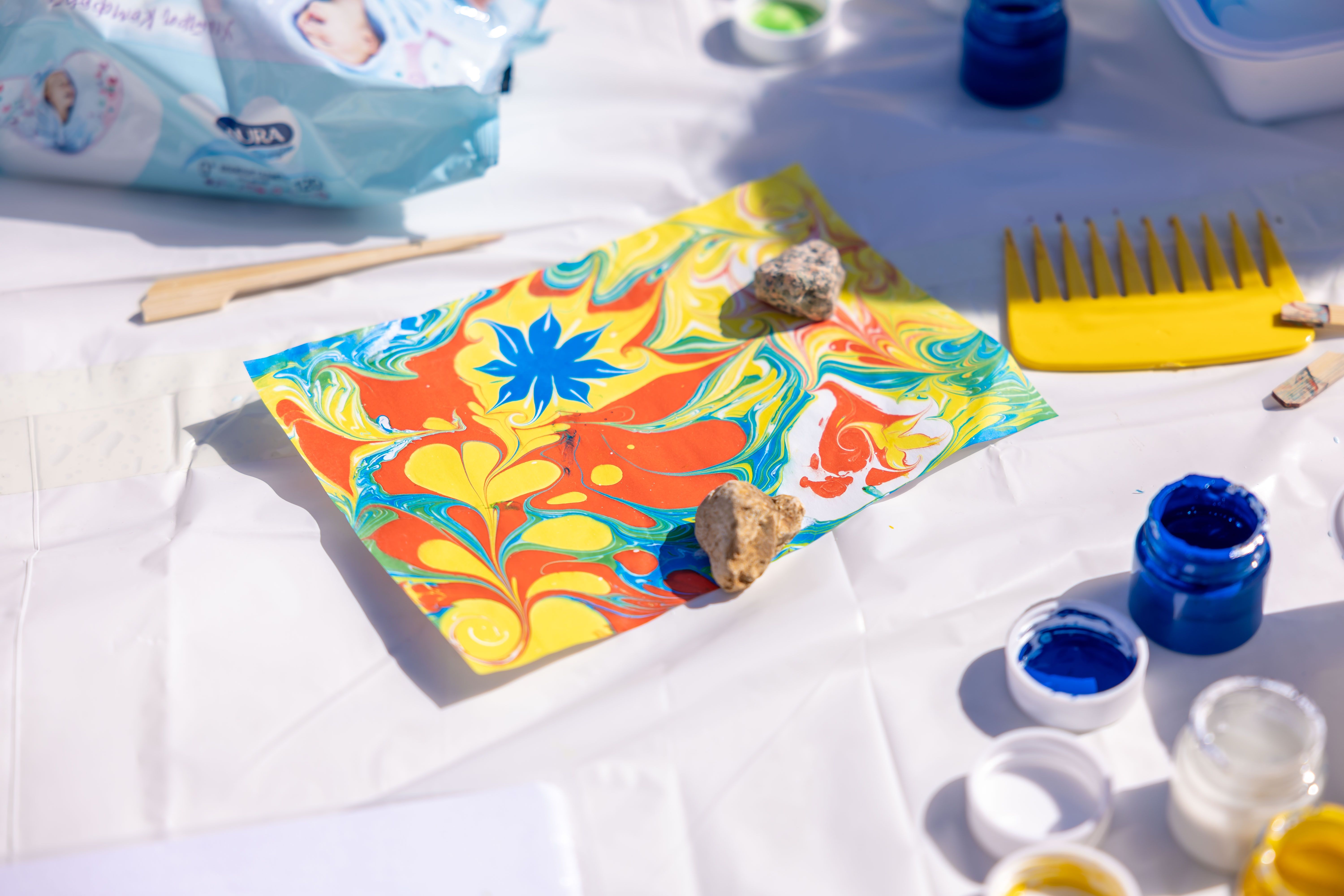 Esponja amarela e feltro colorido para criar brinquedo Bob Esponja artesanal