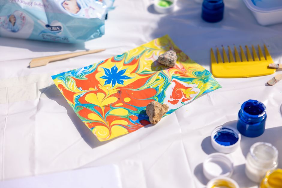 Esponja amarela e feltro colorido para criar brinquedo Bob Esponja artesanal