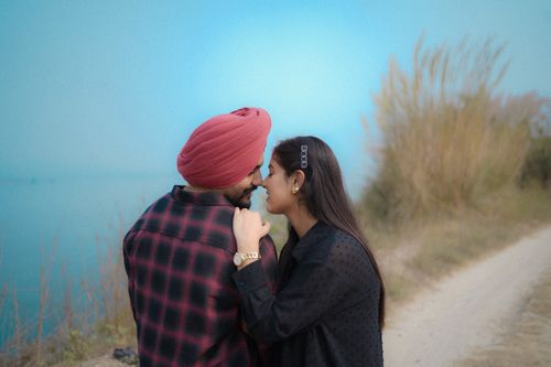 Free A romantic couple embracing by a scenic lake in Himachal Pradesh, India. Stock Photo