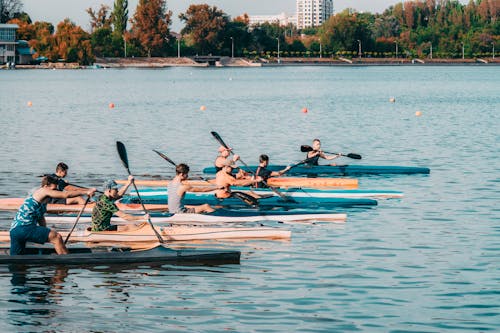 Groep Mannen Rijden Op Boten