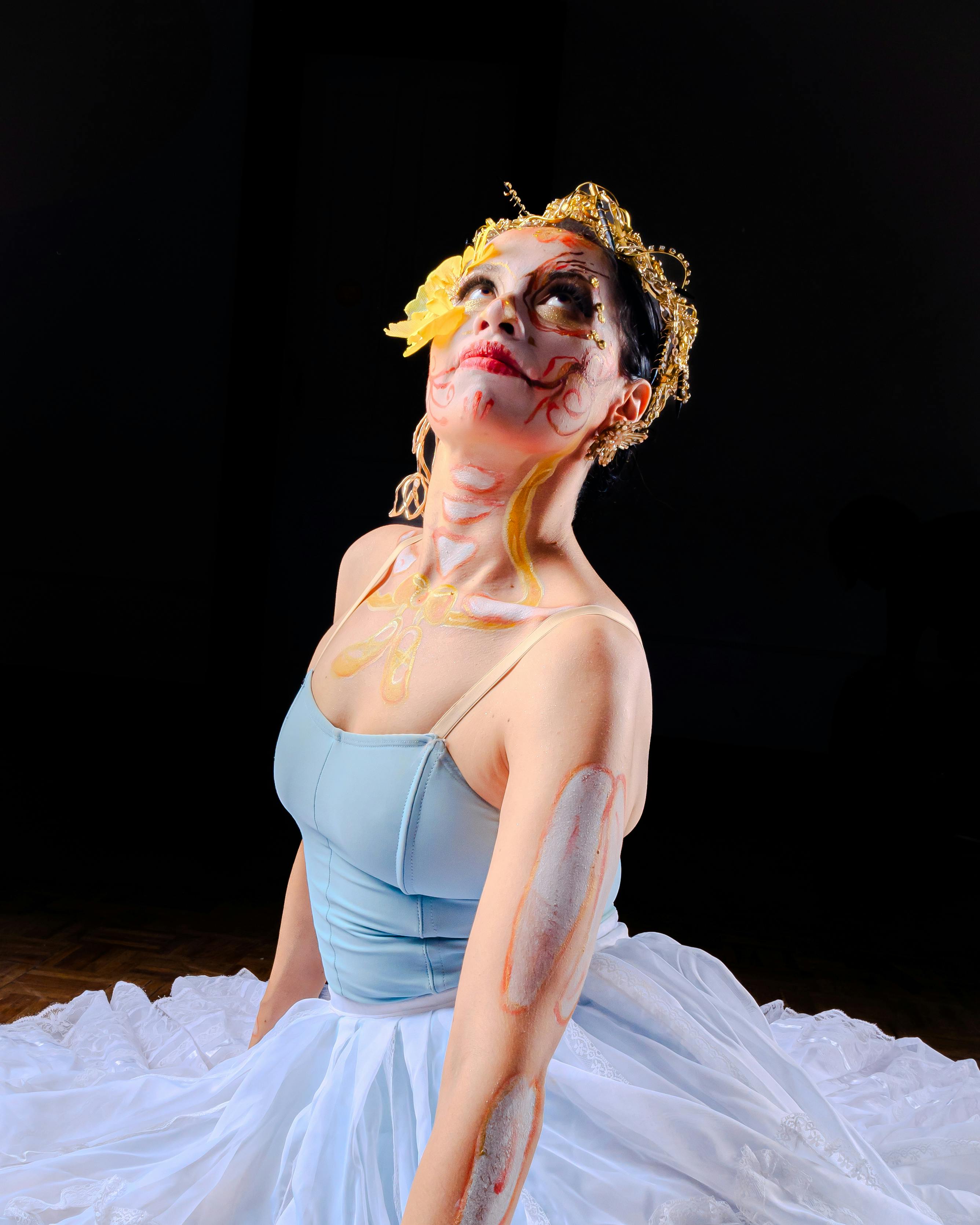 Ücretsiz Yaratıcı makyajıyla dans ifadesini yansıtan zarif balerin. Stok Fotoğraflar