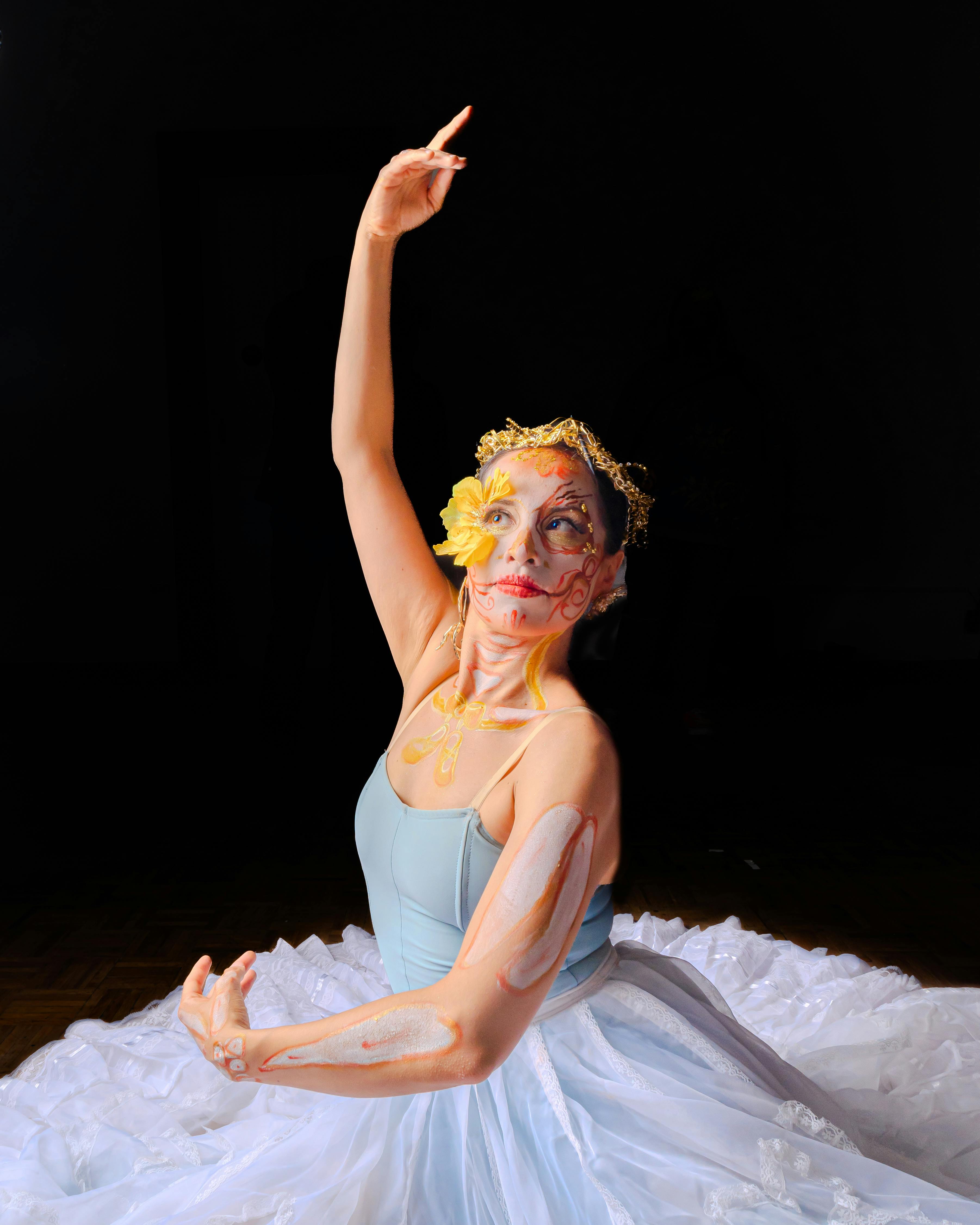 Ücretsiz Karmaşık makyajı ve şık kıyafetleriyle kültürel bir füzyonu temsil eden balerin. Stok Fotoğraflar